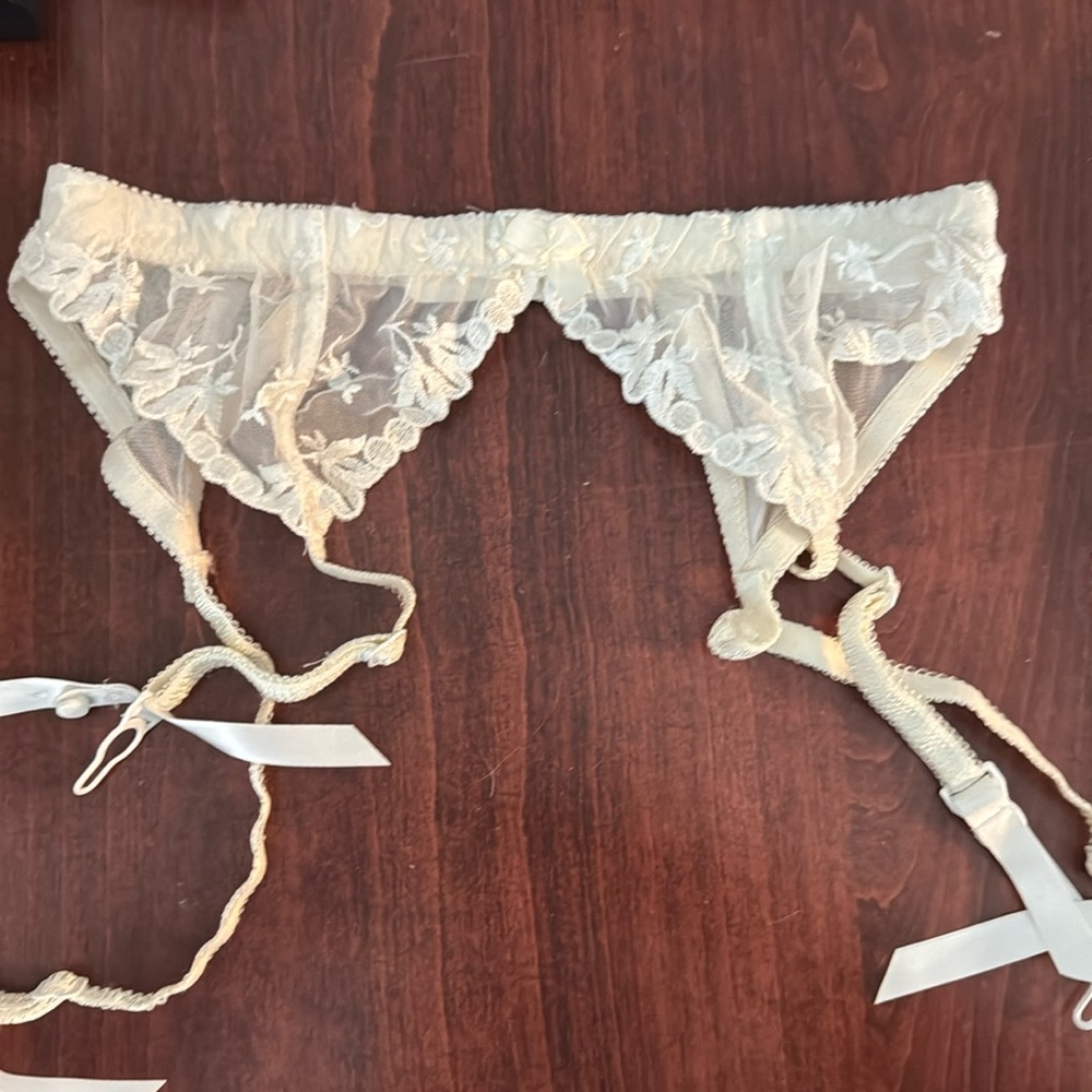 Vintage Victoria’s Secret garter belt medium